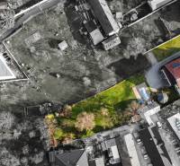 Letecký pohled na zahradu a dům ve vile na ulici Andreje Sládkoviče v Žarnovici.