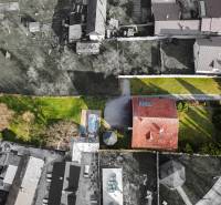 Letecký pohled na vilu na ulici Andreje Sládkoviče v Žarnovici s bazénem a zahradou.