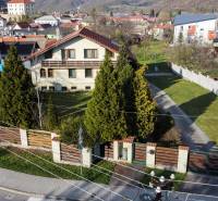 Vila na ulici Andreje Sládkoviče v Žarnovici s prostornou zahradou a okrasnými stromy.