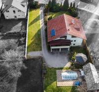 Letecký pohled na vilu na ulici Andreje Sládkoviče v Žarnovici s dvorem a bazénem.