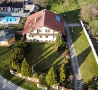 Vila na ulici Andreje Sládkoviče v Žarnovici obklopená zahradou, se zahradní chatkou.