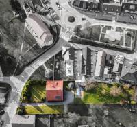 Letecký pohled na vilu v Žarnovici na ulici Andreje Sládkoviče s prostornou zahradou.