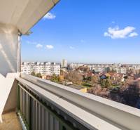 Výhled z balkonu na městskou panorámu ve Vrakuni na Bučinově ulici.