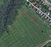 Plán developerských pozemků v Snežnici se zobrazenými parcelami a okolním lesem.