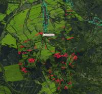 Letecký pohled na zemědělské a lesní pozemky v okolí Lechnice, označené barevnými liniemi.