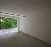 Pozrite si 17m², ZREKONŠTRUOVANÚ garáž, pri nemocnici Kramáre