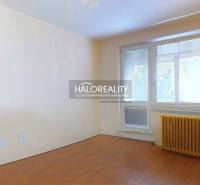 Pokoj s podlahou s dřevěným dekorem v 3-pokojovém bytě, světlý prostor se žaluziemi.