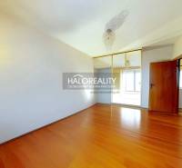 Pokoj v 3-pokojovém bytě s podlahou s dřevěným dekorem a vestavěnou skříní.