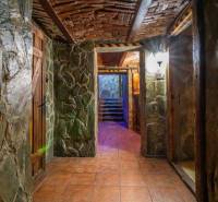 Kamenné stěny a cihlový strop vytvářejí rustikální atmosféru interiéru budovy.