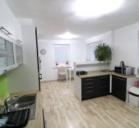 Kuchyně v rodinném domě s podlahou s dřevěným dekorem a množstvím úložného prostoru.