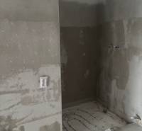 Stavební úpravy v koupelně rodinného domu, rozvody vody a elektrické zásuvky.