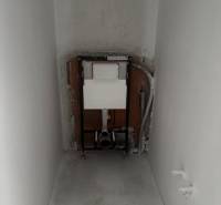Instalace pro závěsné WC v koupelně rodinného domu. Stěny a podlaha jsou surové.