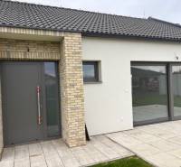 Rodinný dům na Fialkové v Tomášově s cihlovým obkladem a prostornými skleněnými dveřmi.