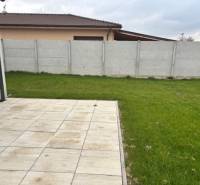 Rodinný dům v Tomášově na Fialkové ulici se zahradou, terasou a plotem.