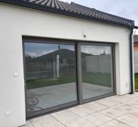 Rodinný dům v Tomášově na Fialkové ulici s posuvnými dveřmi a terasou.