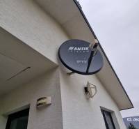 Satelitní anténa na fasádě rodinného domu na Kopaninové ulici v Sokoľu.