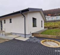 Rodinný dům na Kopaninové ulici v Sokolí, s dlážděným dvorem a schodištěm.