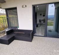 Terasa rodinného domu na Kopaninové ulici v Sokoli se zahradním nábytkem a výhledem.