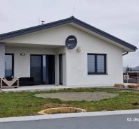 Rodinný dům na Kopaninové ulici v Sokolí s předzahrádkou a terasou.