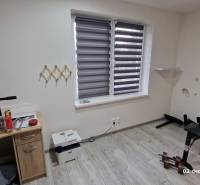 Pokoj v rodinném domě s podlahou s dřevěným dekorem, posilovací lavicí a stolkem.