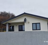 Rodinný dům na ulici Kopaninová v Sokolí, s bílou fasádou a satelitem.