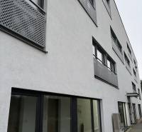 Fasáda budovy na Bystrické ulici v Bratislavě - Devínská Nová Ves.