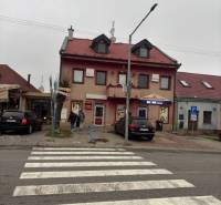 Dvoupatrová budova s kancelářemi a obchodními prostory ve městě Senec.