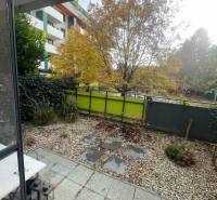 V Trnavě, exteriér 2-pokojového bytu s terasou, zahrádkou a moderní architekturou.