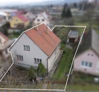 Rodinný dům na Nerudově ulici v Dubnici nad Váhom se zahradou a garáží.