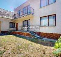 Rodinný dům v Malackách s balkonem, schody a zahradou, k němu náleží přístřešek.