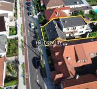 Letecký pohled na rodinný dům v Malackách s okolními zahradami.