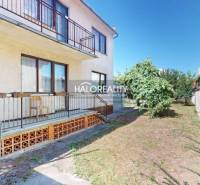 Rodinný dům v Malackách s prostornou zahradou, terasou a zelenou předzahrádkou.