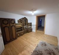 Pokoj s podlahou s dřevěným dekorem, starožitný nábytek, rodinný dům.