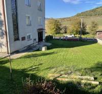 Rodinný dům v Hajnáčce s rozlehlým zeleným dvorem a výhledem na okolní přírodu.