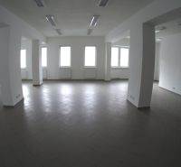 Prostorné obchodní prostory s bílými stěnami a dlažbou, vhodné pro různé podnikatelské účely.