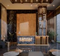 Interiér vstupní haly se stěnou z mramoru a podlahou s dřevěným dekorem. Výstavba bytů.