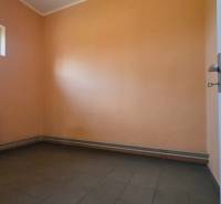 Bezpečnostní místnost s oknem, radiátorem a dlažbou. Sklady a haly.