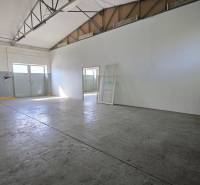 Prostor s betonovou podlahou a vysokým stropem v interiéru Sklady a haly.