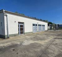 Sklady a haly v Šali se třemi garážovými vraty a zpevněnou přilehlou plochou.