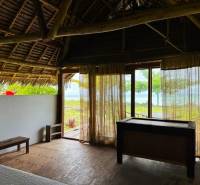 Interiér s výhledem na přírodu, Pozemky - komerční, podlaha s dřevěným dekorem.