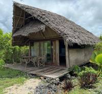 Tradiční chatka s dřevěnou terasou uprostřed zeleně v Kizimkazi, Pozemky - komerční.