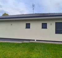 Rodinný dům ve Studience s terasou, zeleným trávníkem a moderní fasádou.