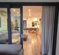 Interiér rodinného domu s podlahou s dřevěným dekorem a pohodlným sezením.