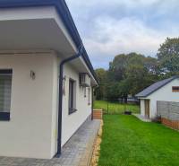 Rodinný dům ve Studience s terasou, zahradním nábytkem a upravenou zahradou.