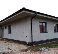 Rodinný dům v Radavě s jednoduchou fasádou a šikmou střechou ve stavu výstavby.