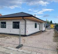 V Radavě probíhá výstavba rodinného domu se šikmou střechou a bílou fasádou.