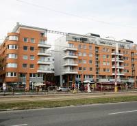 Bytové a obchodní prostory na Komárnické ulici, Bratislava - Ružinov, s tramvajovou tratí.