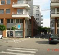 Obchodní prostory na Komárnické ulici v Bratislavě - Ružinov, s parkovacími místy.