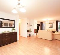 Obývací pokoj s krbem a světlým nábytkem, podlaha s dřevěným dekorem, Rodinný dům.