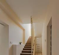 Interiér rodinného domu s kobercovým schodištěm a podlahou s dřevěným dekorem.